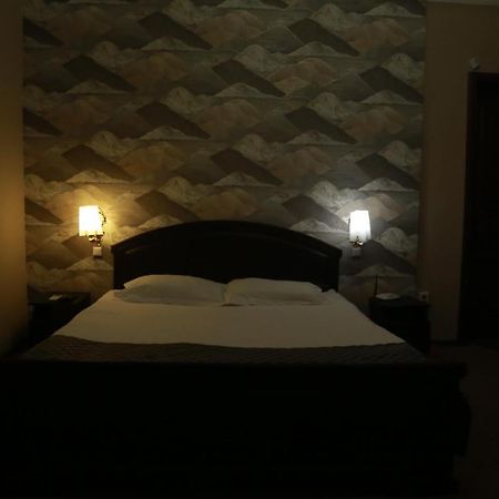 Vip Mini Hotel Semey Exteriör bild