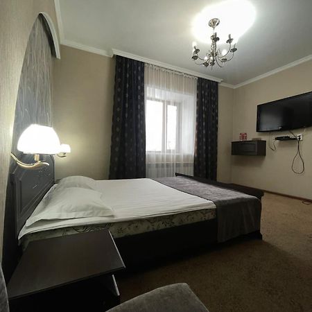 Vip Mini Hotel Semey Exteriör bild