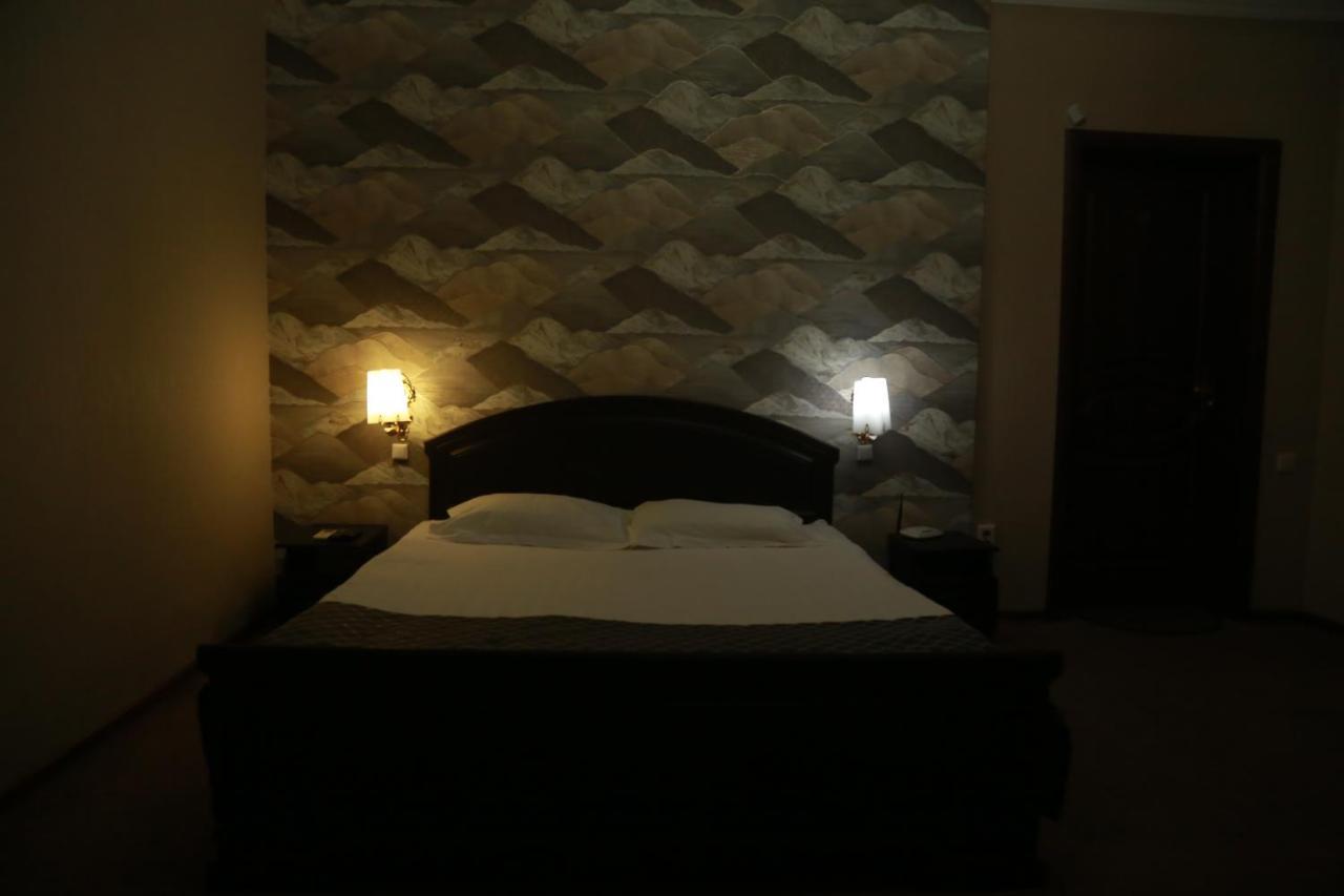 Vip Mini Hotel Semey Exteriör bild