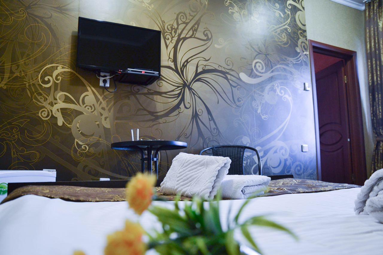 Vip Mini Hotel Semey Exteriör bild