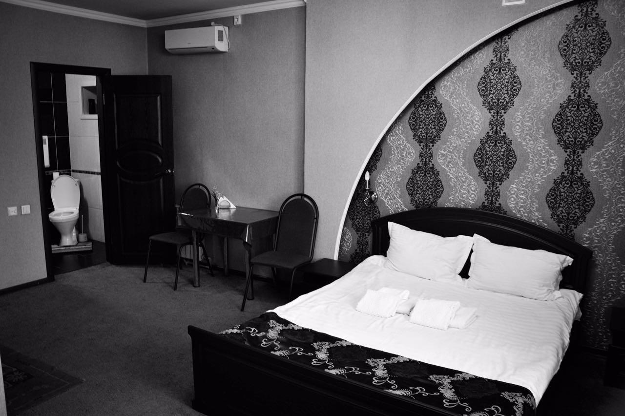 Vip Mini Hotel Semey Exteriör bild