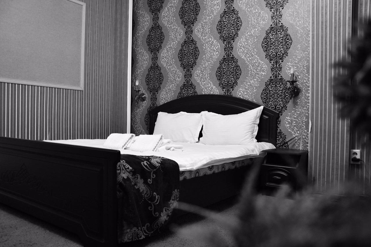Vip Mini Hotel Semey Exteriör bild